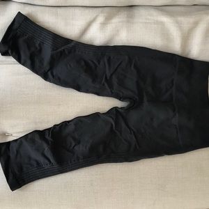 Lululemon Awakening Crop Black Size 4